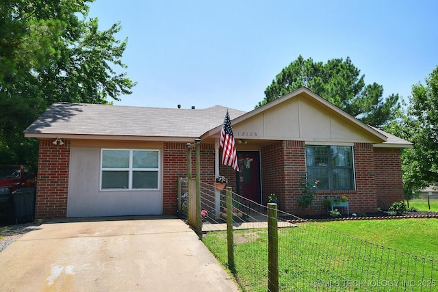 18185 Hilltop Cir, Tahlequah, OK 74464 - view of front facade featuring brick siding and a front yard