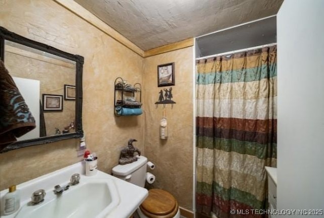 8420 S 145th W Ave, Sapulpa, OK 74066 - full bath featuring a shower with curtain and a textured wall