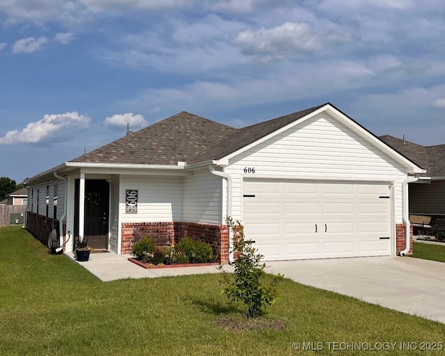 606 Georgia Pl, Muskogee, OK 74403 - ranch-style home featuring brick siding, a garage, concrete driveway, and a front lawn