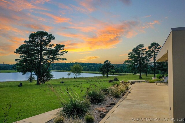 421403 E 1920th Rd, Antlers, OK 74523 - view of green lawn with a water view