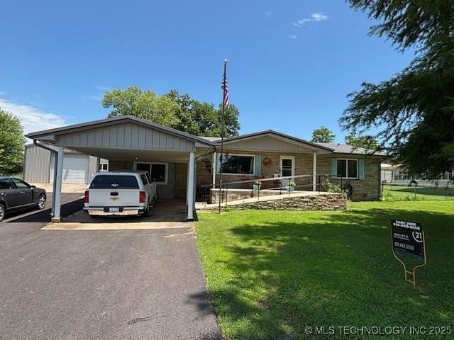 902 NE Rushwood Dr, Stigler, OK 74462 - ranch-style house with a front lawn and driveway