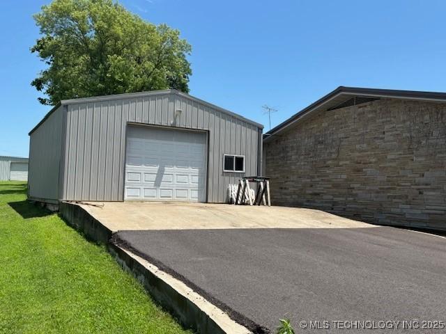902 NE Rushwood Dr, Stigler, OK 74462 - detached garage with concrete driveway