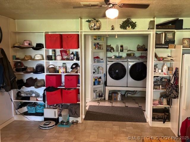 902 NE Rushwood Dr, Stigler, OK 74462 - laundry room with independent washer and dryer, ceiling fan, and a textured ceiling