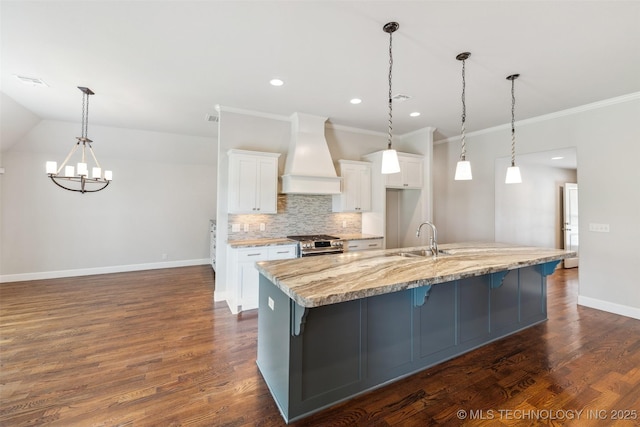 113 E 128th St S, Jenks, OK 74037 - kitchen with premium range hood, stainless steel stove, white cabinets, backsplash, and a kitchen bar