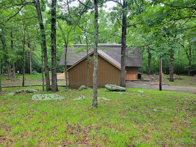 1296 Robin Hood Rd, Eufaula, OK 74432 - view of side of property featuring a shingled roof and a lawn