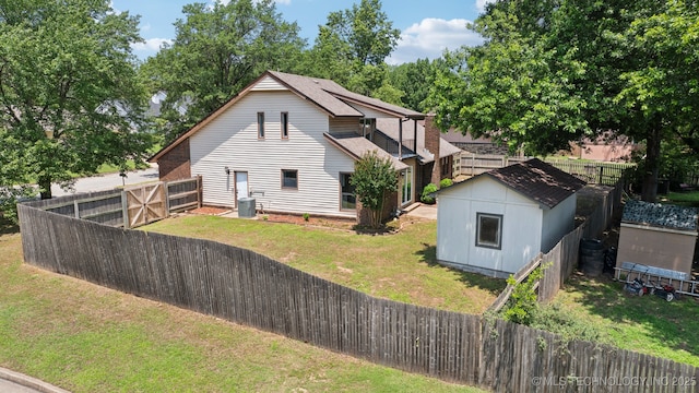 7927 S 86th E Ave, Tulsa, OK 74133 - view of side of property featuring a fenced backyard and a storage unit