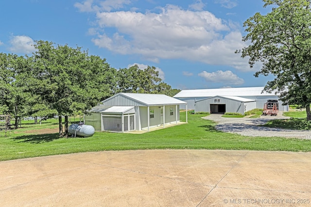 330 Loma Vista Ln, Skiatook, OK 74070 - view of front facade with driveway, an outbuilding, and a front lawn