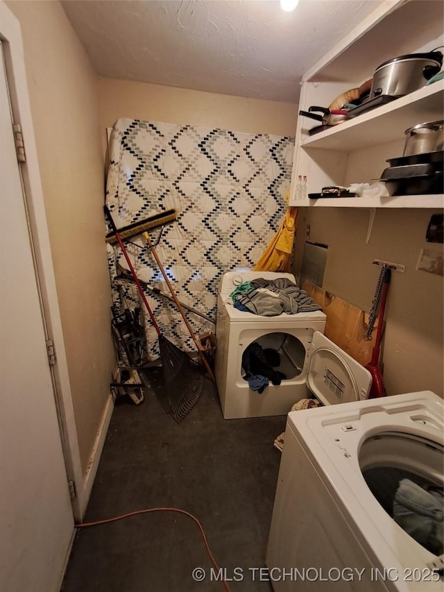 327 Ash, Ardmore, OK 73401 - laundry room with washer / clothes dryer