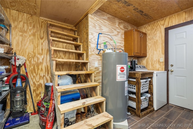 46367 County Road 553, Colcord, OK 74338 - utility room featuring water heater and washer / clothes dryer