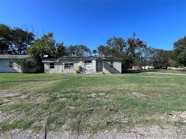 100 W Walnut Ave, Coalgate, OK 74538 - view of front of property featuring a front lawn