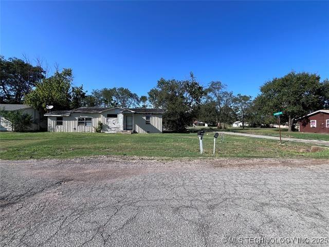 100 W Walnut Ave, Coalgate, OK 74538 - view of front of property with a front yard