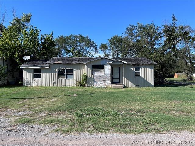 100 W Walnut Ave, Coalgate, OK 74538 - view of front facade with entry steps and a front lawn