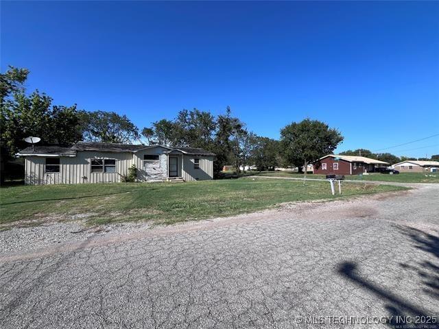 100 W Walnut Ave, Coalgate, OK 74538 - view of front of house featuring a front lawn