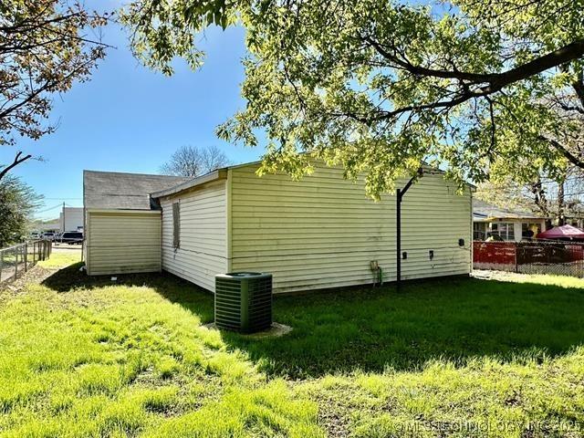 1305 7th Ave NW, Ardmore, OK 73401 - view of side of property featuring a central air condition unit