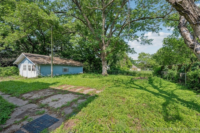415 S 13th St, Muskogee, OK 74401 - view of yard featuring an outbuilding