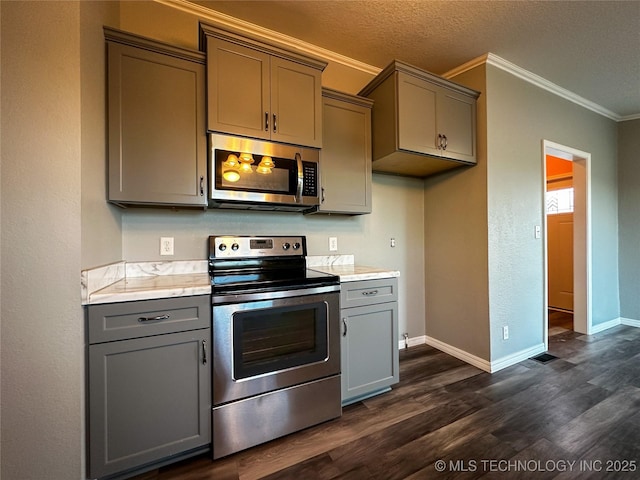 37103 S 4390th Rd, Adair, OK 74330 - kitchen with stainless steel appliances, gray cabinetry, crown molding, dark wood finished floors, and a textured ceiling