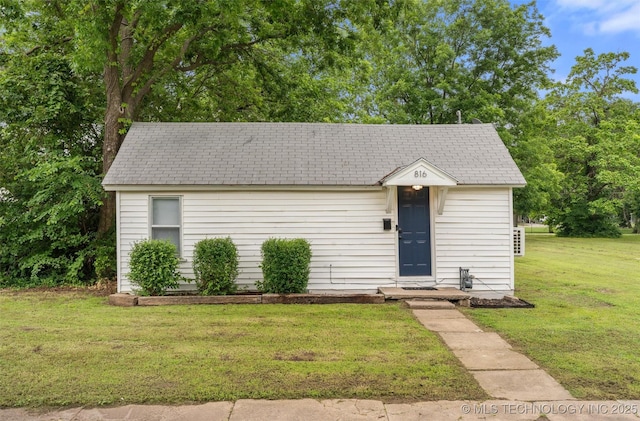 816 S Choctaw Ave, Bartlesville, OK 74003 - view of front of house featuring a front yard and a shingled roof