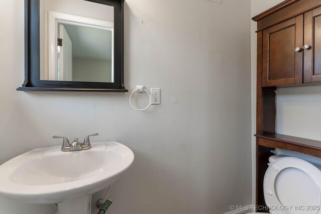 1632 E 55th Pl, Tulsa, OK 74105 - bathroom featuring a sink and toilet