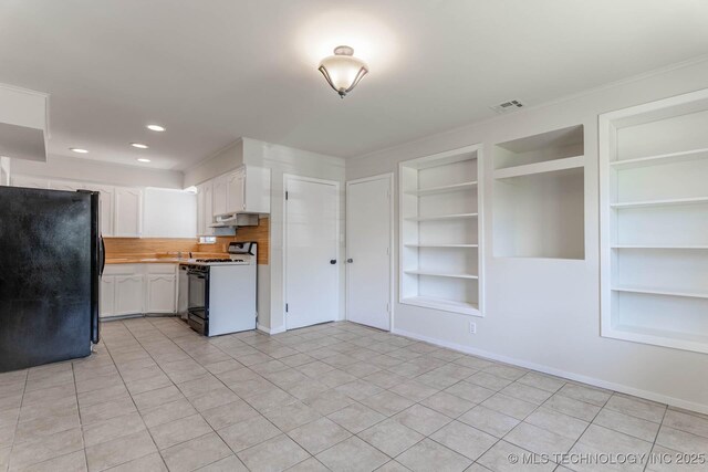 1632 E 55th Pl, Tulsa, OK 74105 - kitchen with freestanding refrigerator, range with gas stovetop, under cabinet range hood, built in features, and recessed lighting