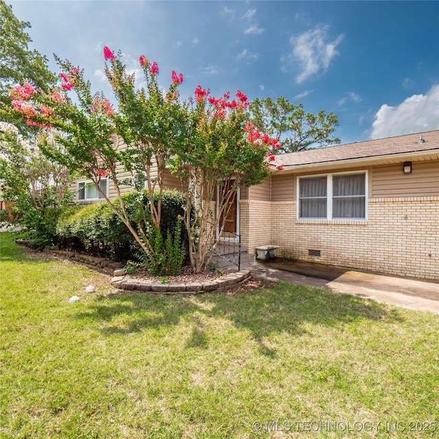 1508 E Seminole Ave, Mcalester, OK 74501 - view of front facade featuring brick siding, a front yard, and crawl space