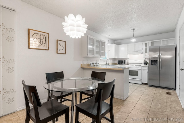 4504 S Cedar Ave, Broken Arrow, OK 74011 - dining space featuring a textured ceiling