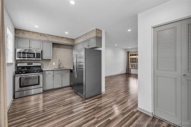 4517 S Peoria Ave Unit 31A, Tulsa, OK 74105 - kitchen with stainless steel appliances, gray cabinets, dark wood finished floors, light countertops, and recessed lighting
