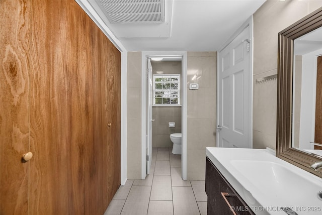 4517 S Peoria Ave Unit 31A, Tulsa, OK 74105 - bathroom featuring tile patterned flooring, vanity, and tile walls