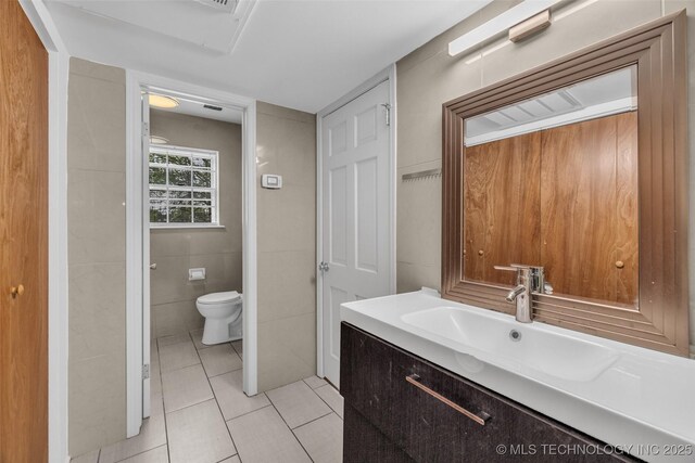 4517 S Peoria Ave Unit 31A, Tulsa, OK 74105 - bathroom with tile patterned floors, vanity, and tile walls