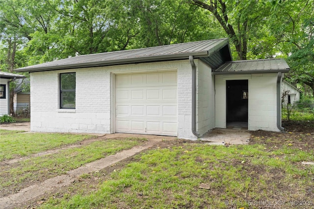 575 N 7th St, Muskogee, OK 74401 - view of garage