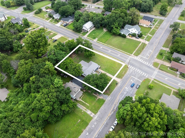 575 N 7th St, Muskogee, OK 74401 - aerial view of property and surrounding area featuring property parcel outlined and nearby suburban area