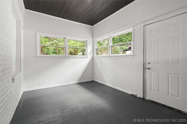 575 N 7th St, Muskogee, OK 74401 - unfurnished room featuring concrete floors