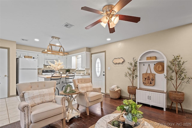 1604 9th Ave NW, Ardmore, OK 73401 - living room with a ceiling fan, dark wood-style floors, and recessed lighting