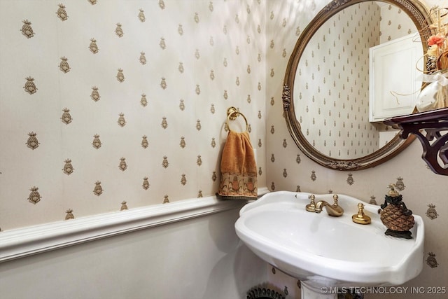 1110 N Renaissance Dr, Sand Springs, OK 74063 - bathroom featuring wallpapered walls
