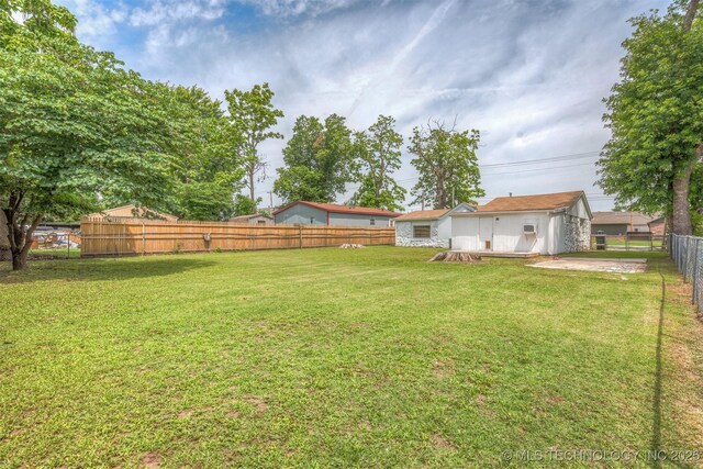 705 W Center St, Collinsville, OK 74021 - view of fenced backyard