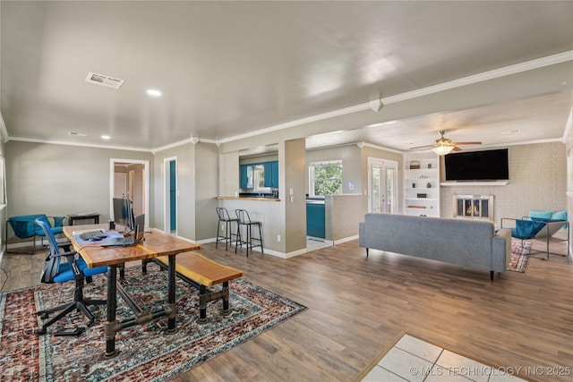 810 N 3rd St, Jenks, OK 74037 - living area featuring wood finished floors, crown molding, recessed lighting, a ceiling fan, and a fireplace