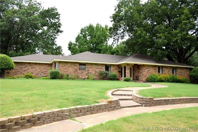 13050 S 143rd Ave E, Broken Arrow, OK 74011 - ranch-style home featuring a front yard and brick siding