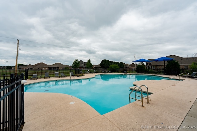 18312 E 46th St, Tulsa, OK 74134 - community pool with a patio