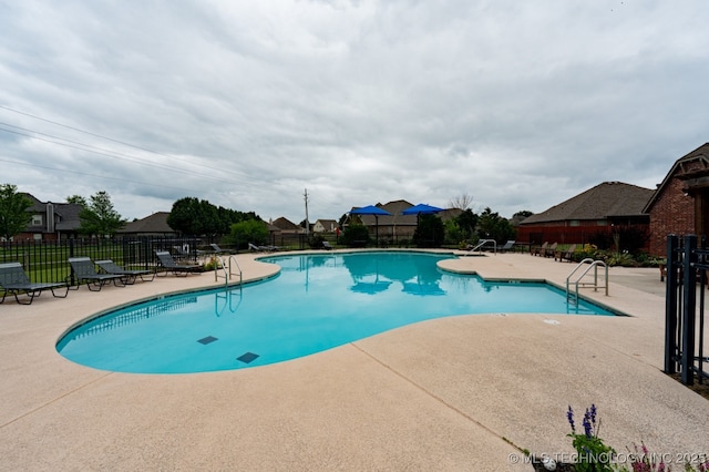 18312 E 46th St, Tulsa, OK 74134 - community pool with a patio area