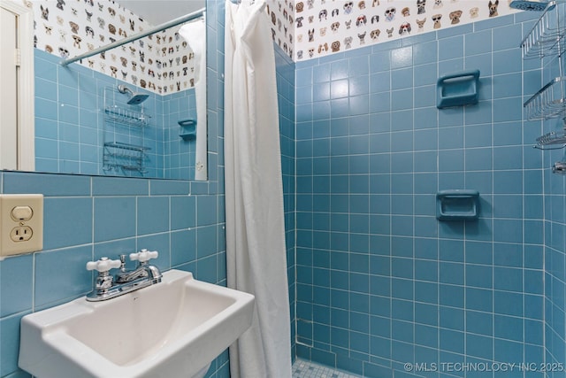2962 E 56th Ct, Tulsa, OK 74105 - full bath featuring wallpapered walls, tiled shower, and tile walls