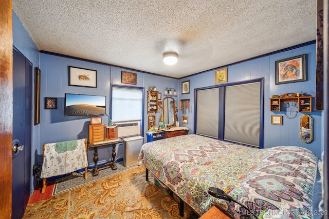 1608 E 56th St N, Tulsa, OK 74126 - bedroom featuring a closet, a textured ceiling, wood finished floors, and a ceiling fan