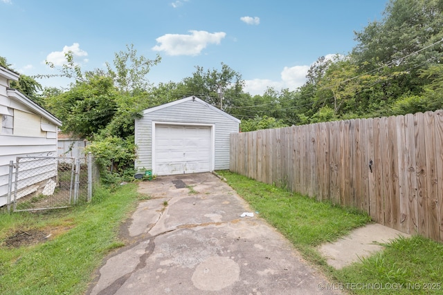 2820 W Okmulgee, Muskogee, OK 74401 - detached garage featuring driveway
