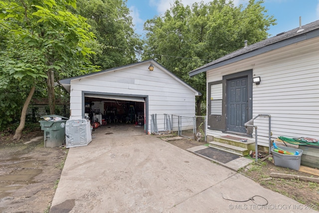 2820 W Okmulgee, Muskogee, OK 74401 - detached garage featuring concrete driveway