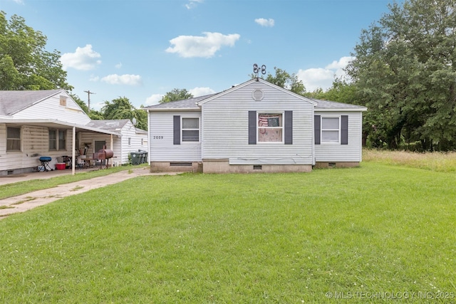 2820 W Okmulgee, Muskogee, OK 74401 - view of front facade featuring crawl space, a front lawn, a shingled roof, and a patio area
