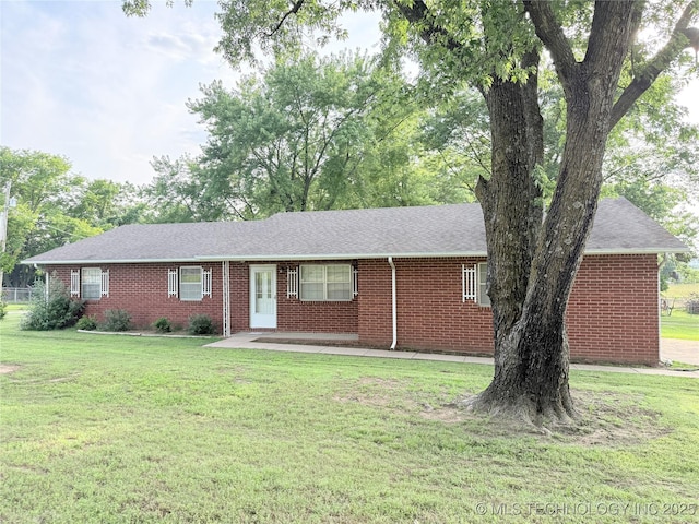 1604 N 2nd Ave, Warner, OK 74469 - single story home with brick siding, a front yard, and a shingled roof
