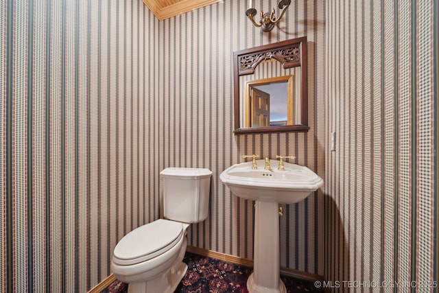 11637 W 86th St S, Sapulpa, OK 74066 - half bathroom with wallpapered walls and toilet