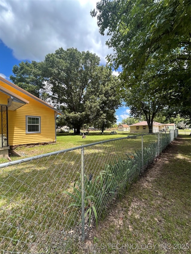 1315 W 5th St, Okmulgee, OK 74447 - view of yard
