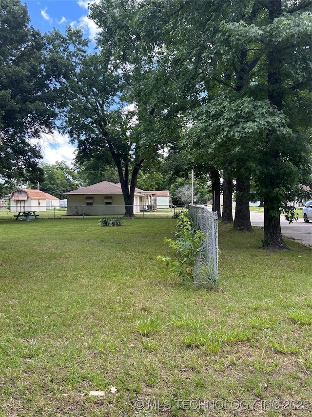 1315 W 5th St, Okmulgee, OK 74447 - view of yard