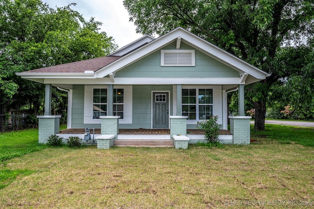 211 N 3rd St, Davis, OK 73030 - bungalow-style house featuring a front yard, covered porch, and a shingled roof