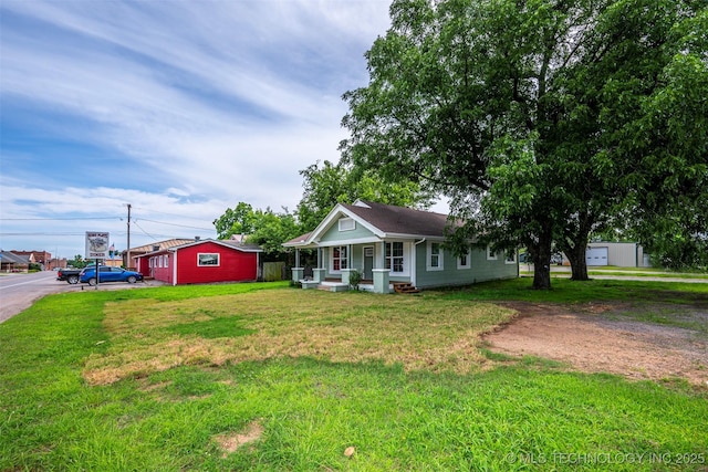211 N 3rd St, Davis, OK 73030 - ranch-style house with a front yard and driveway
