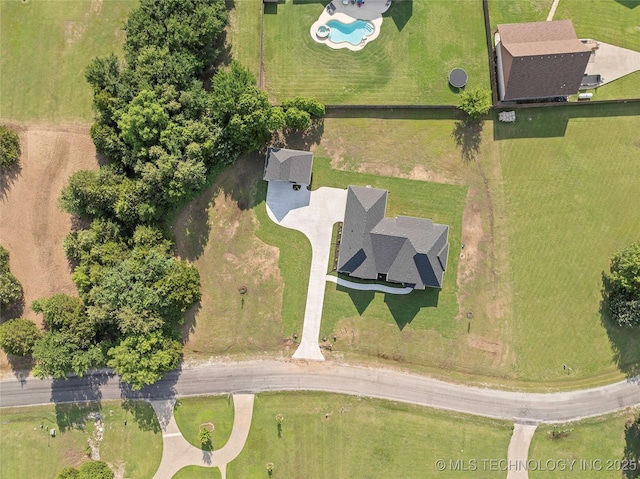 150 Chateau Bnd, Ardmore, OK 73401 - aerial view of property and surrounding area featuring a pool